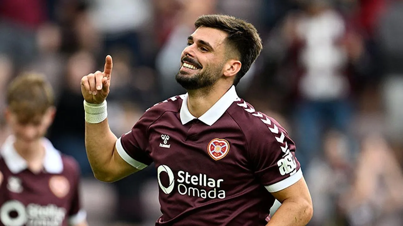 Escócia: Cláudio Braga ajuda Hearts a golear St. Mirren
