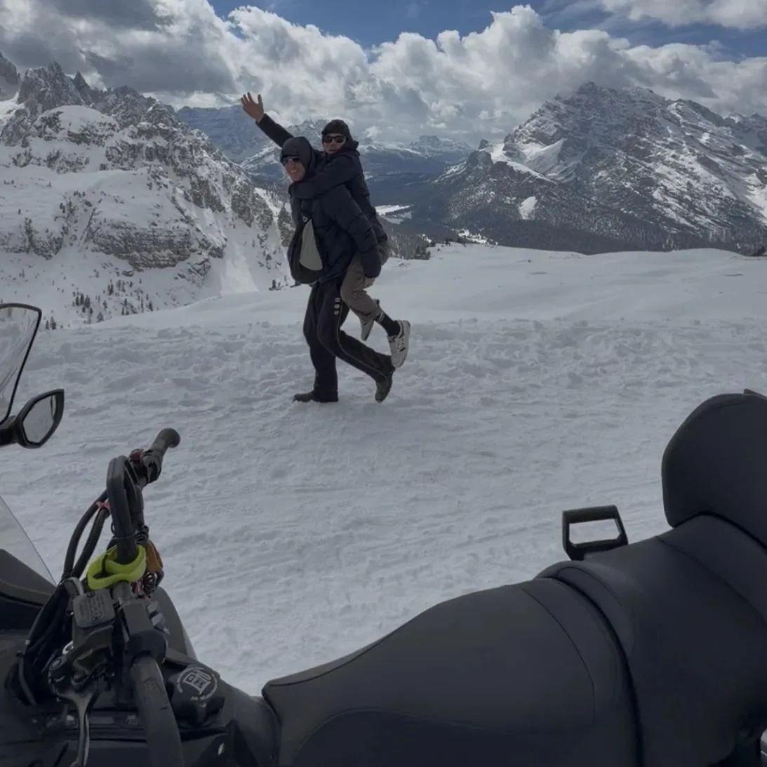 Crowley e Bennett nas Dolomitas italianas, com as montanhas a perder de vista. (@twomates1chair)