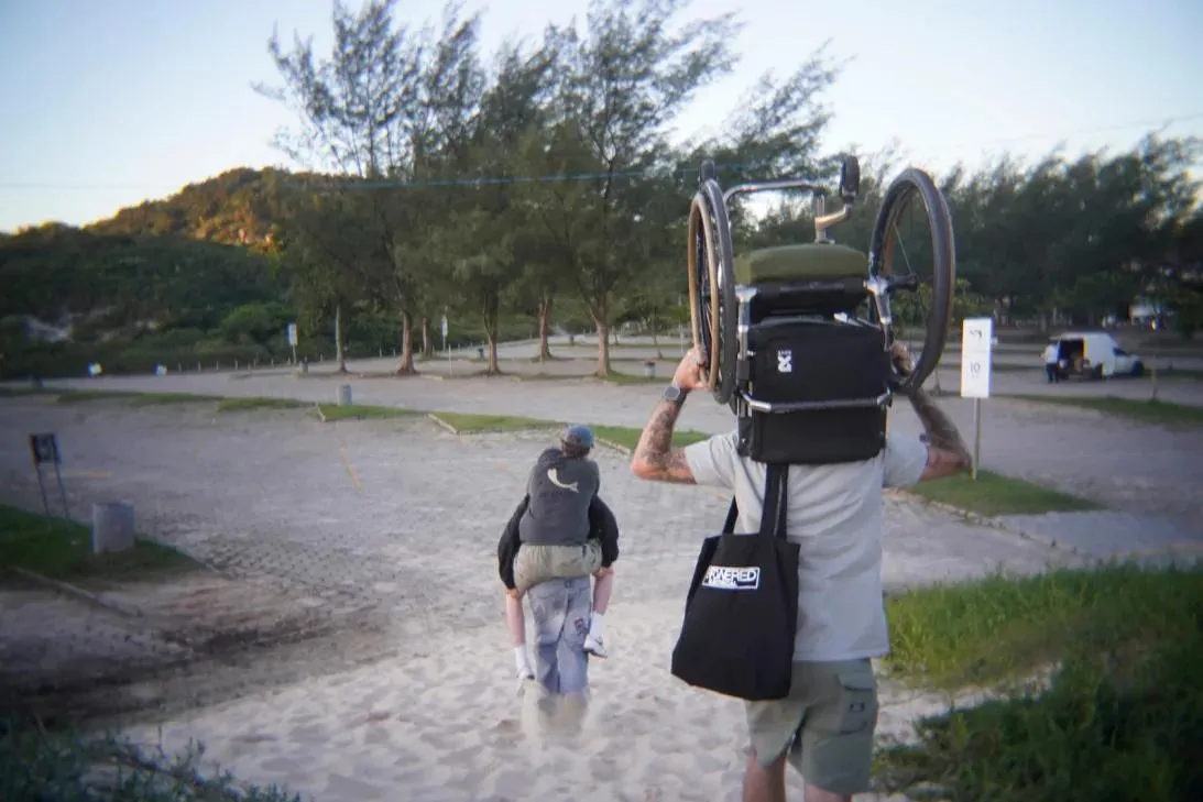 Na praia, Bennett levava muitas vezes Crowley às cavalitas pela areia. Para os dois amigos, o mais importante era não deixar de viver uma experiência por falta de acessibilidade. (@twomates1chair)