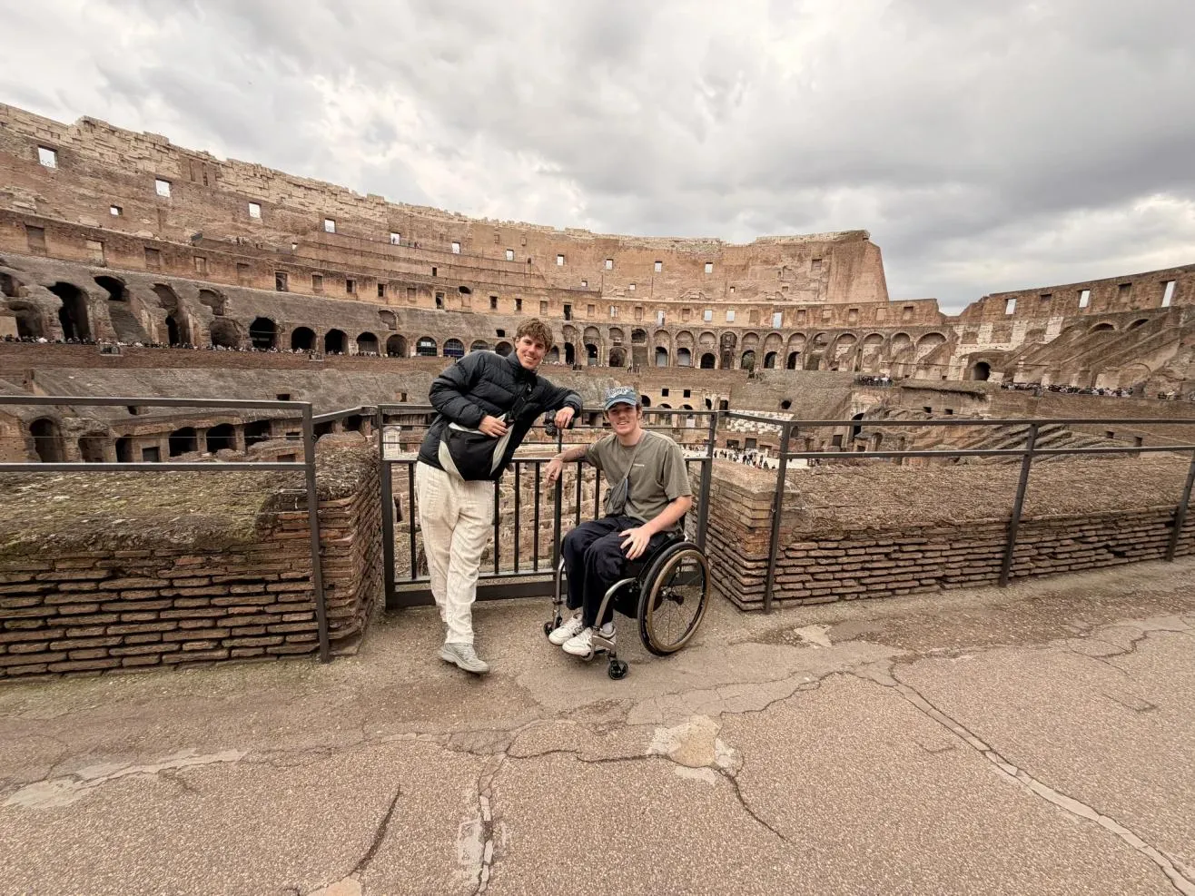 Crowley e Bennett junto ao Coliseu de Roma, em Itália, durante a viagem de carro pela Europa. (@twomates1chair)