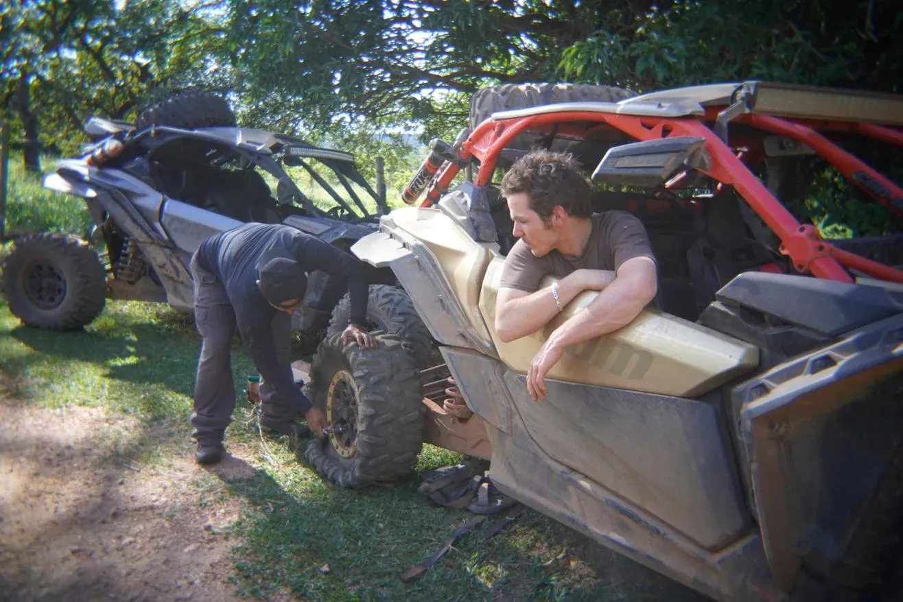 No Brasil, os dois seguiram com condutores em buggies todo-o-terreno por um caminho de terra. O veículo em que Crowley seguia sofreu um acidente depois de embater de raspão numa elevação do terreno. (@twomates1chair)