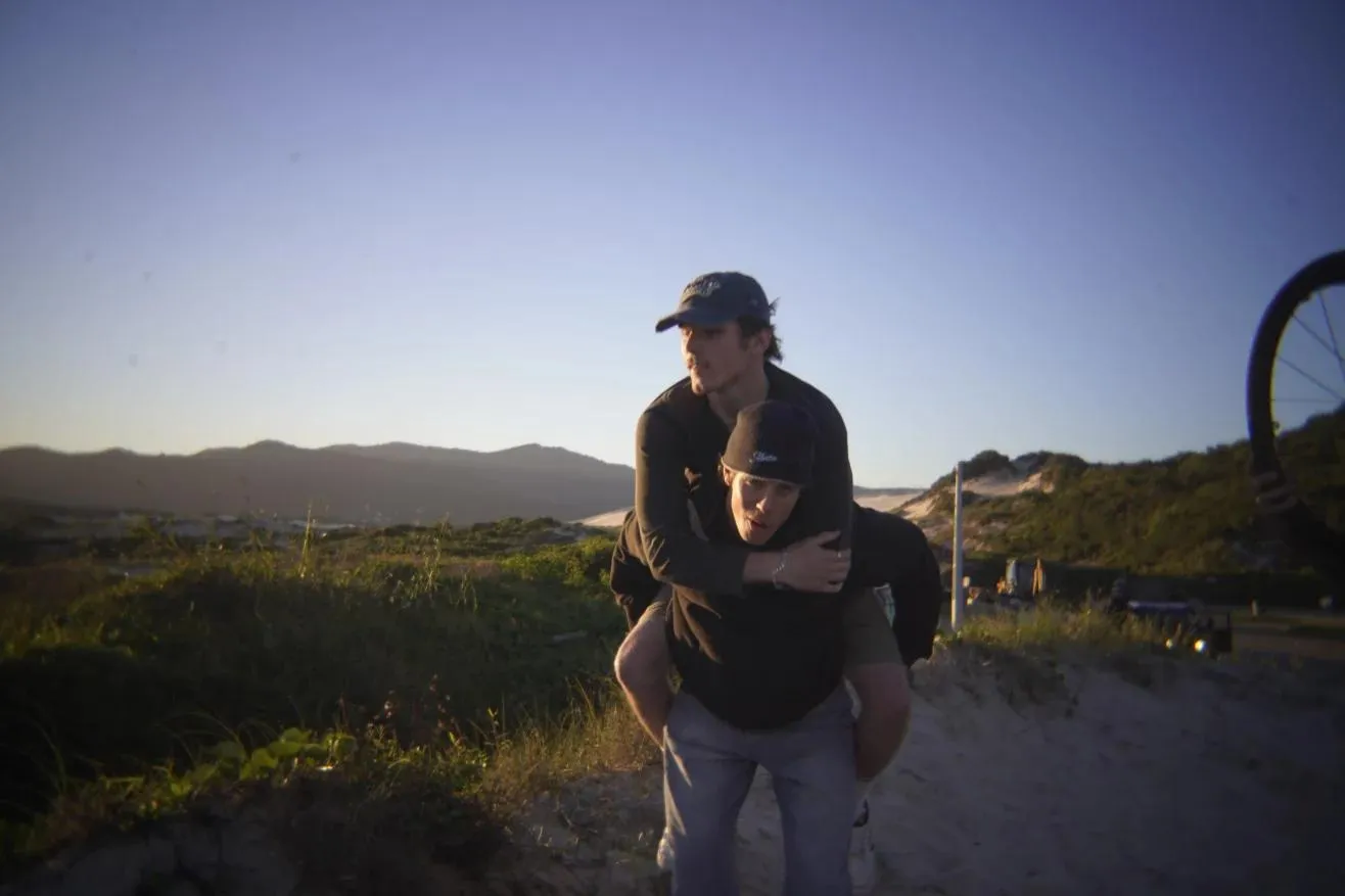 "Com a ajuda de outras pessoas, podemos tornar o mundo muito mais acessível", diz Crowley, na foto às cavalitas do melhor amigo, Bennett, em Florianópolis, no Brasil. (Lachlan Bennett e Fletcher Crowley)