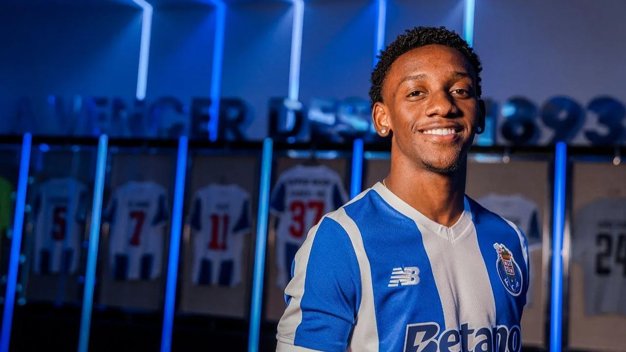 FC Porto recebe Académico de Viseu com estreias de Smalling e Gabriel Mec