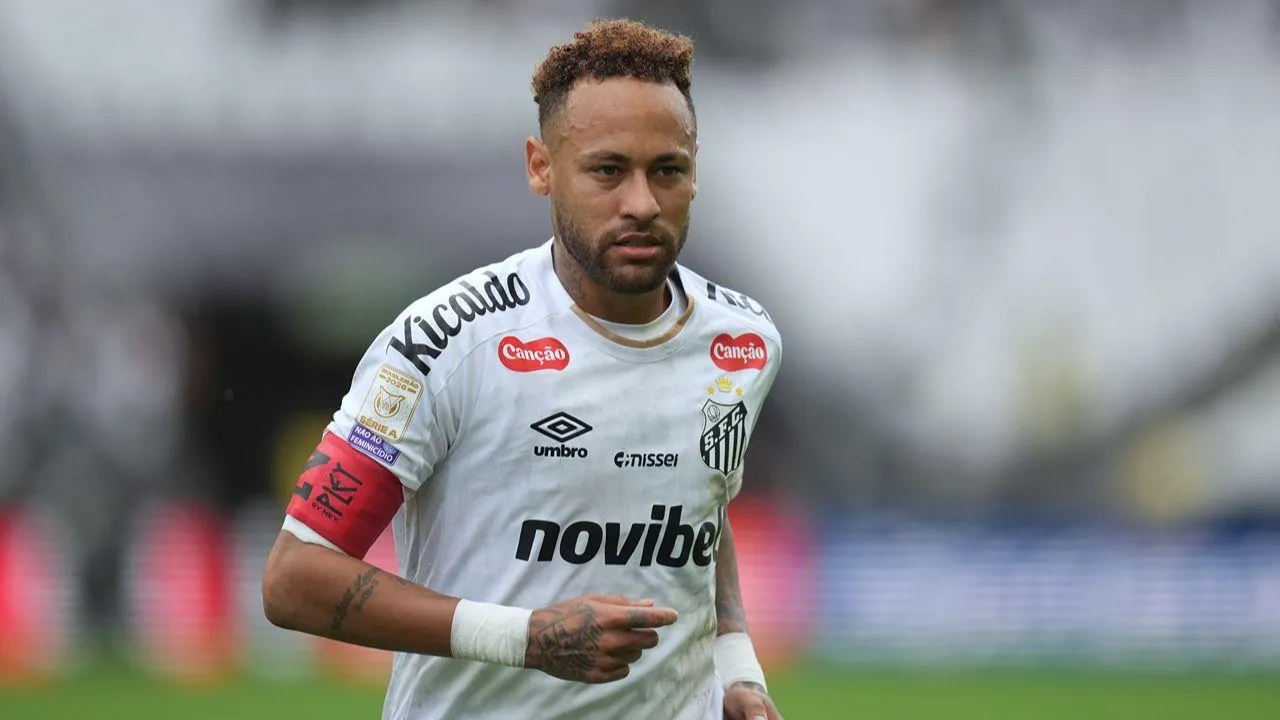 Neymar não gosta de ver futebol na TV e quer um ano parado após deixar os relvados