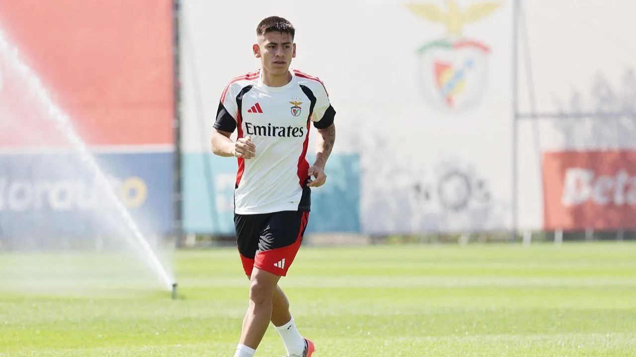 Echeverri destaca felicidade no Benfica e a ajuda de Prestianni na chegada ao clube