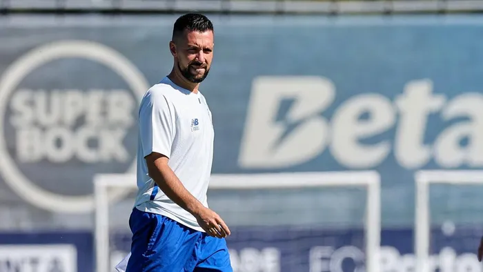 FC Porto: Farioli recorre à equipa B em dia ainda sem internacionais