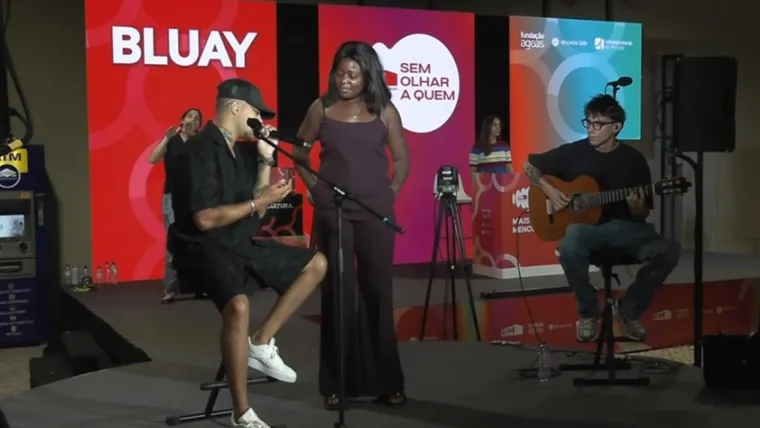 Mulher invade concerto e torna-se viral