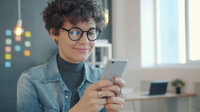 Mulher ao telefone. Foto: Pexels
