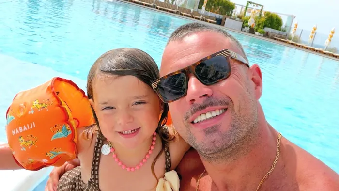 Inacreditável: Com apenas três anos, filha de Marco Costa recebe carro descapotável