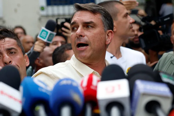 Flávio Bolsonaro quer usar maioria no Congresso para mudar a Constituição e "redemocratizar" o Brasil