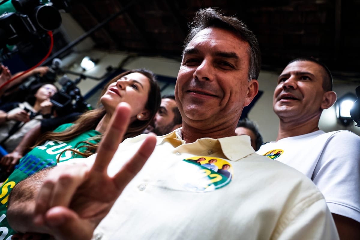 Flávio Bolsonaro votou ao abrir das urnas