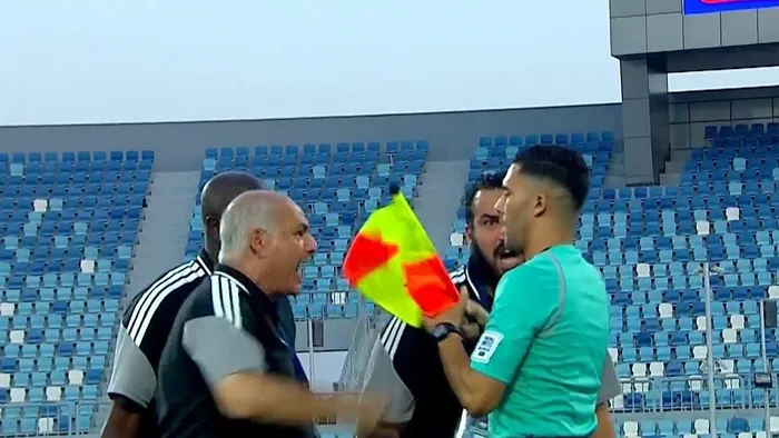INCRÍVEL: árbitro assistente assinala fora de jogo e é (injustamente) atacado