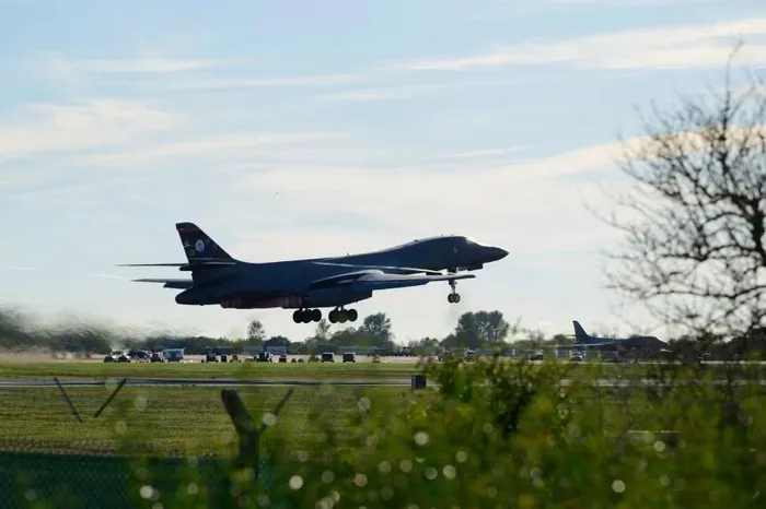 EUA retiram todos os bombardeiros da Força Aérea da base no Reino Unido na sequência de uma nova ameaça