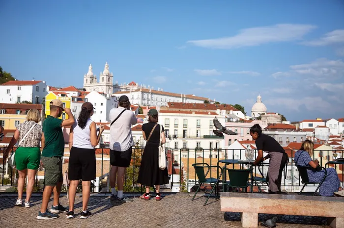 Turismo abranda mas mantém peso económico