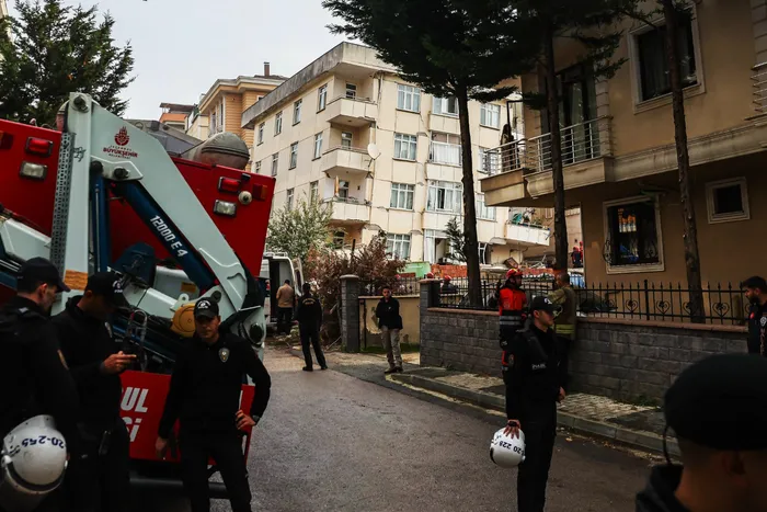 Edifício colapsa em Istambul e deixa sete pessoas presas nos escombros