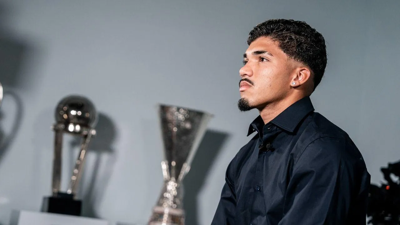 VÍDEO: FC Porto confirma entorse no tornozelo de William Gomes, que saiu de maca
