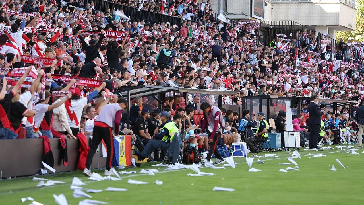 VÍDEO: protesto contra líder do Rayo leva à suspensão do jogo com o Athletic Bilbao