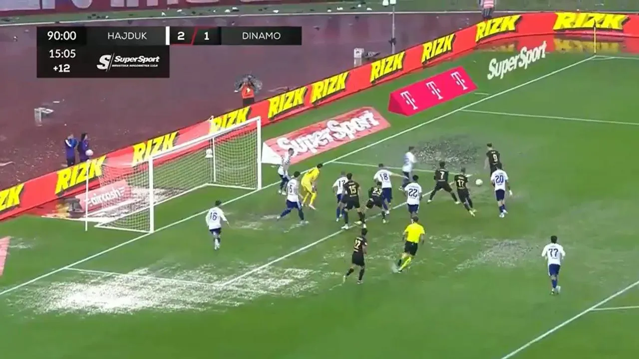 VÍDEO: Hajduk bate Dínamo Zagreb num duelo emotivo até ao fim sob chuva torrencial