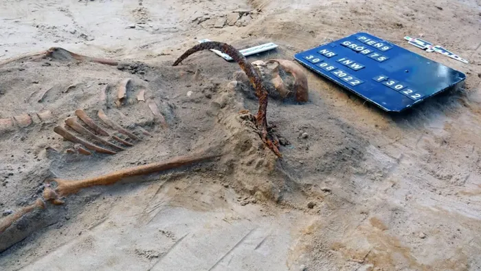 Foi enterrada há 400 anos com uma foice sobre o pescoço. Porque tinham tanto medo dela?