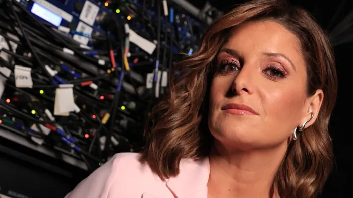 Em noite de mudanças, Maria Botelho Moniz chama a atenção em look preto e rosa
