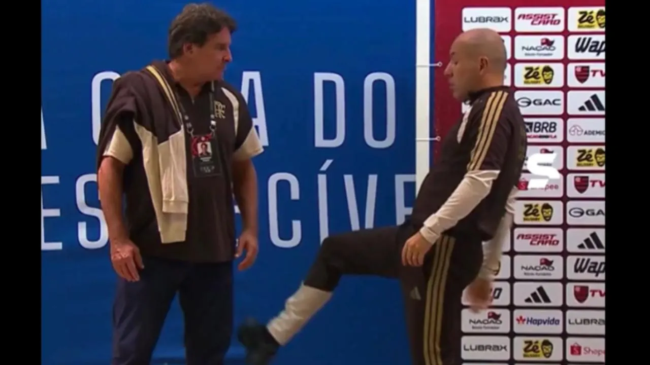 Jardim recria lance com assessor de imprensa para elogiar decisão da arbitragem