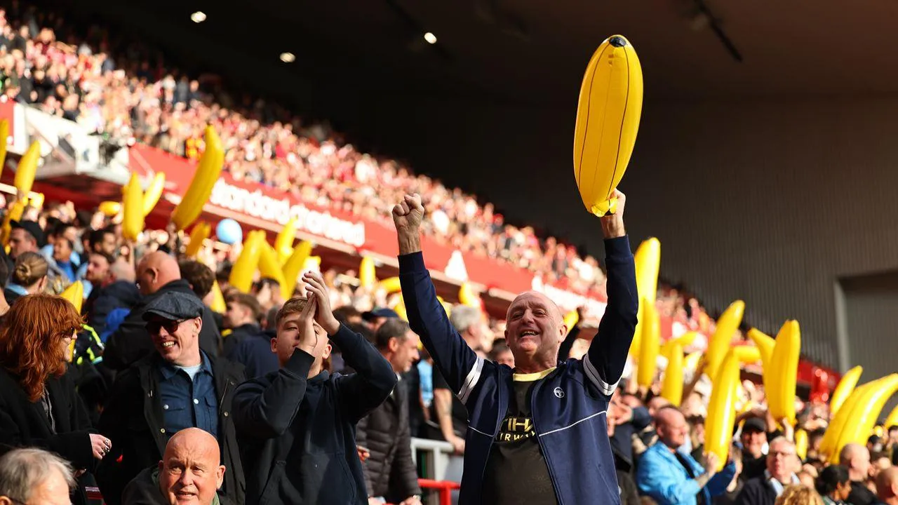 Adeptos do Manchester City fazem regressar bananas insufláveis de 1987