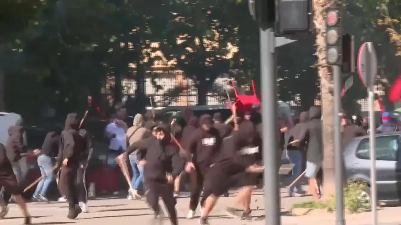 VÍDEO: adeptos de Levante e Sevilha em confrontos violentos antes da partida