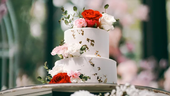 Alerta, noivos! Não basta pôr no congelador: estes são os cuidados a ter para guardar o bolo de casamento até às Bodas de Papel