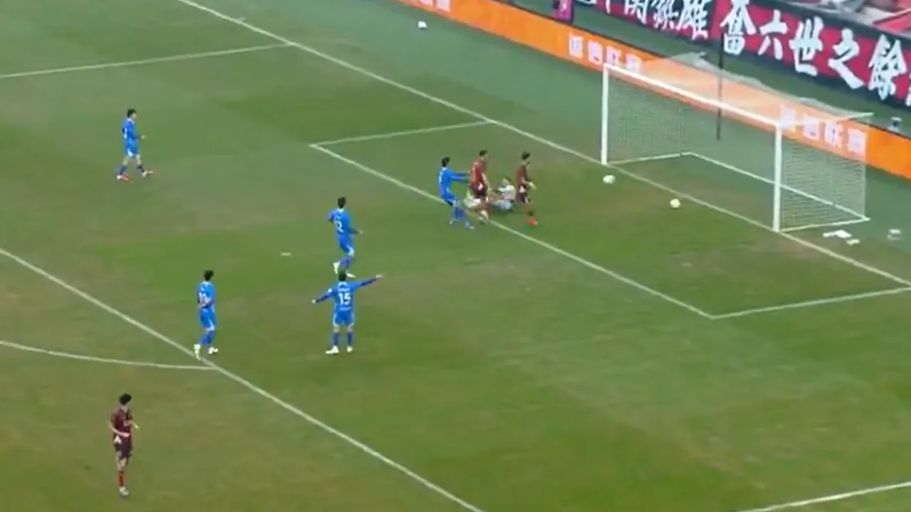 Insólito na China: duas bolas entram ao mesmo tempo na baliza e golo é anulado
