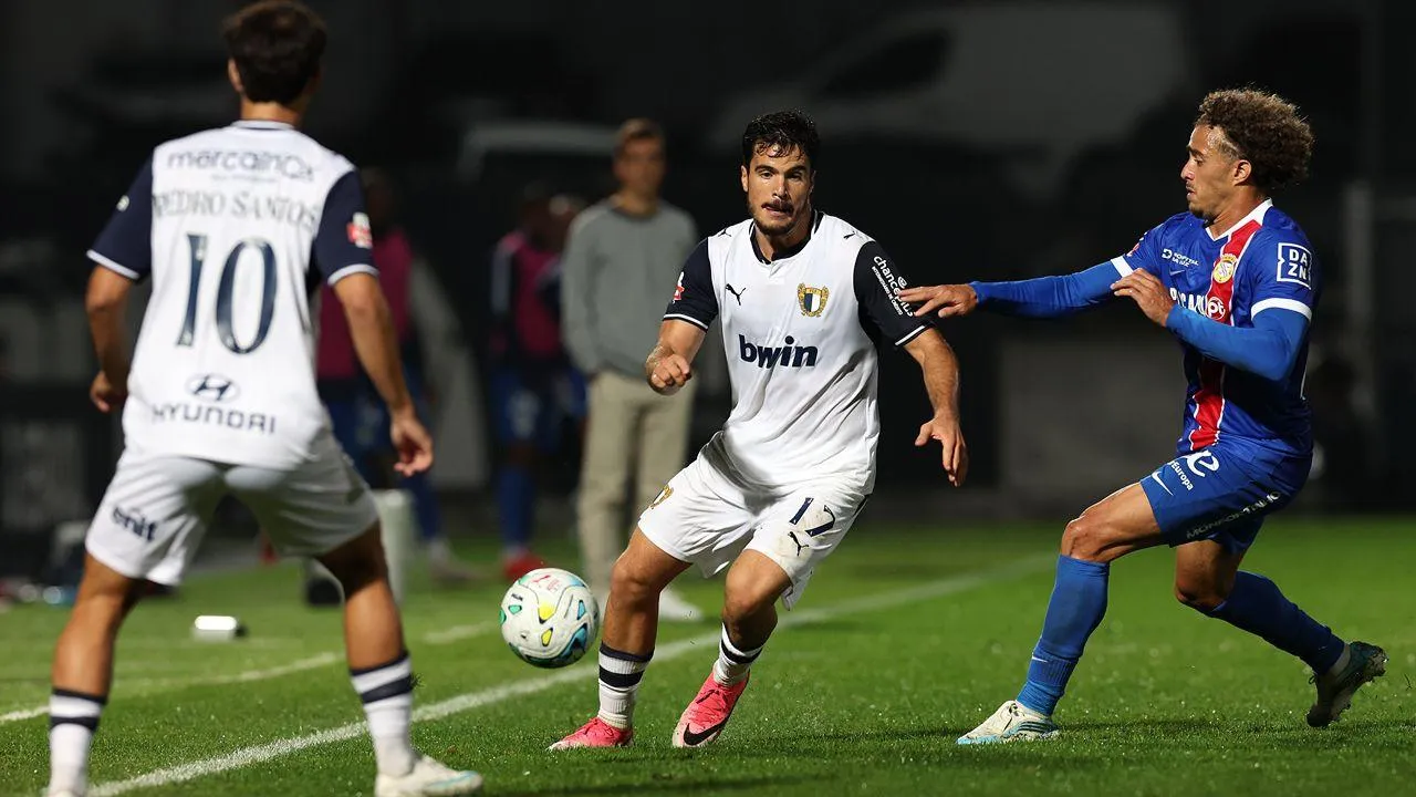 Alverca goleia em Famalicão por 4-1 e agrava dificuldades dos minhotos