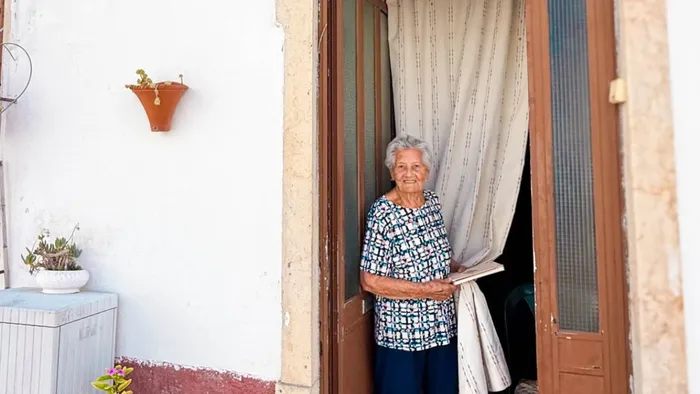 Tem 90 anos e está viral nas redes sociais. Avó Helena comove o País com apelo urgente para ajudar a filha com aneurisma