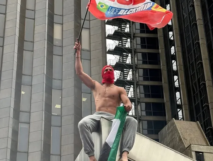 Ficou conhecido como "o gostoso da Paulista", apoia Lula e já conquistou milhares de seguidores. Quem é Israel Augusto?