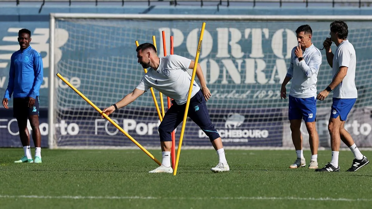FC Porto: Farioli integra 12 jovens na preparação para a Taça da Liga