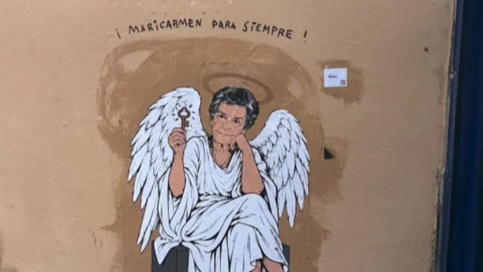 Graffiti em Barcelona retrata como anjo Maricarmen, a idosa despejada que se tornou símbolo da crise da habitação em Espanha