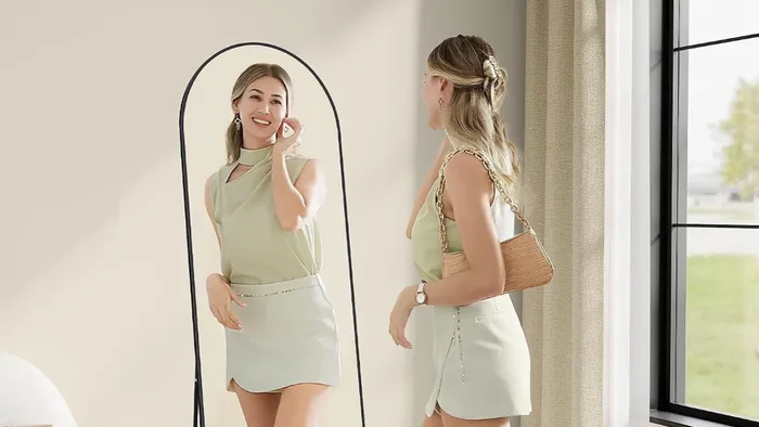 Este espelho de corpo inteiro com moldura em arco está em promoção por 52 euros