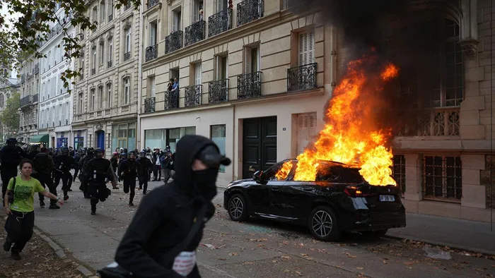 Protestos sobem de tom em França: mais de 160 mil nas ruas e carros a arder