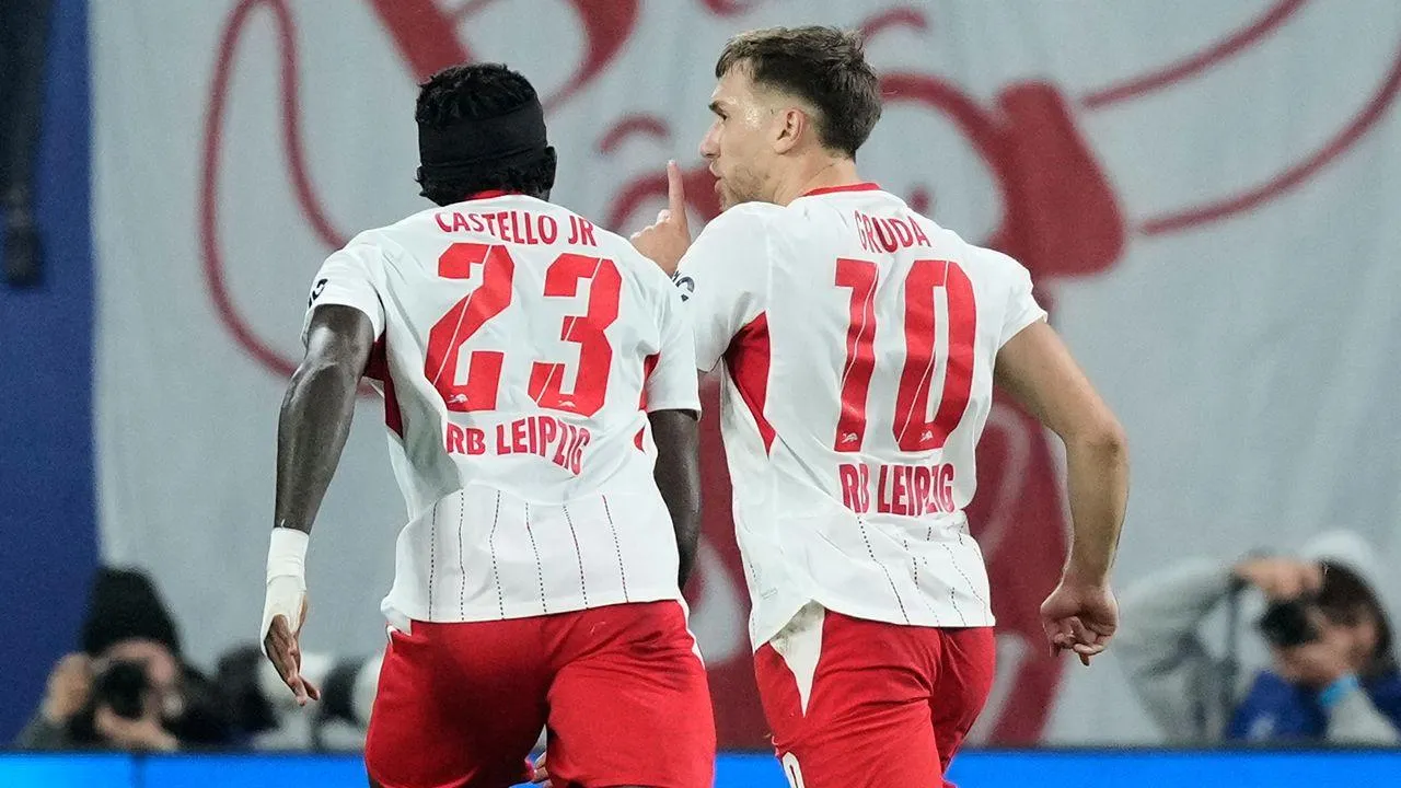 VÍDEO: Grande golo de Gruda dá triunfo ao Leipzig após penálti falhado pelo PSV