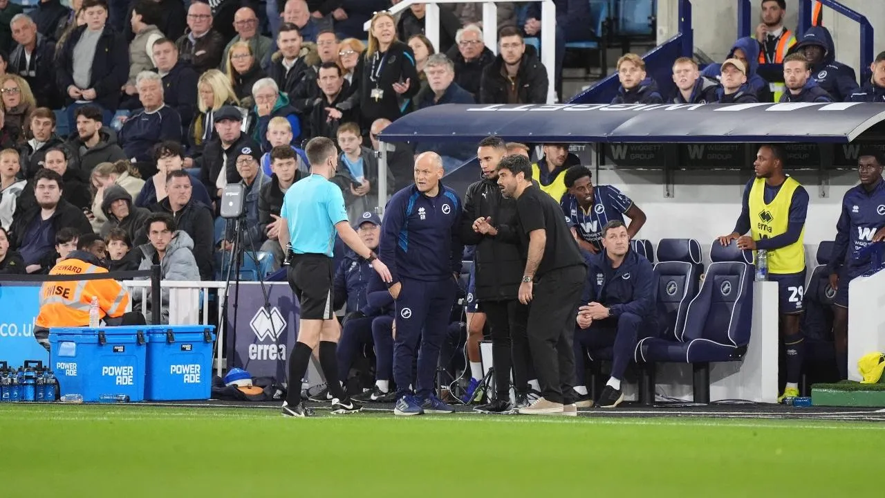 Swansea de Vítor Matos: jogo parado após alegado abuso racista contra Ji-sung Eom