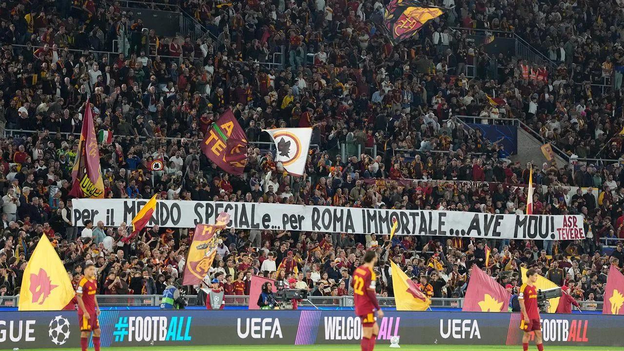VÍDEO: Mourinho emociona-se com homenagem dos adeptos da Roma no Olímpico