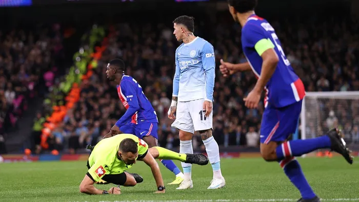 VÍDEO: Enzo Fernández «atropela» árbitro durante jogo com o PSG