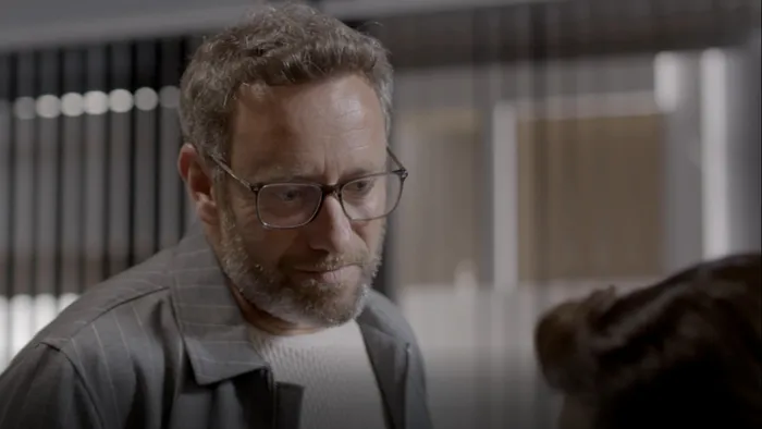 Exclusivo em «A Madrasta»: Filipe tenta salvar-se e envolve Pedro num escândalo