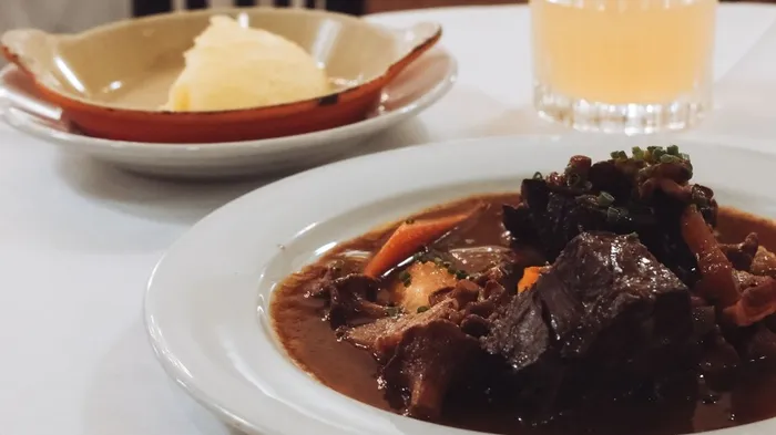 O cheiro a comida na rua denuncia: esta tasca é onde se come bem e barato em Benfica