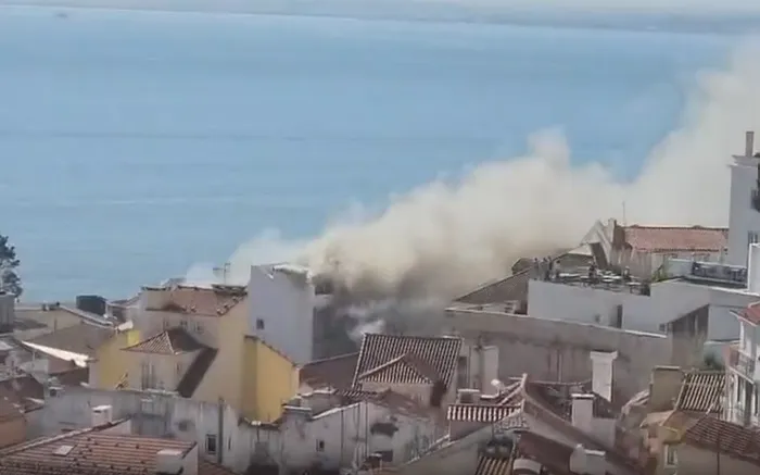 Incêndio deflagra num prédio em obras em Alfama, na baixa de Lisboa