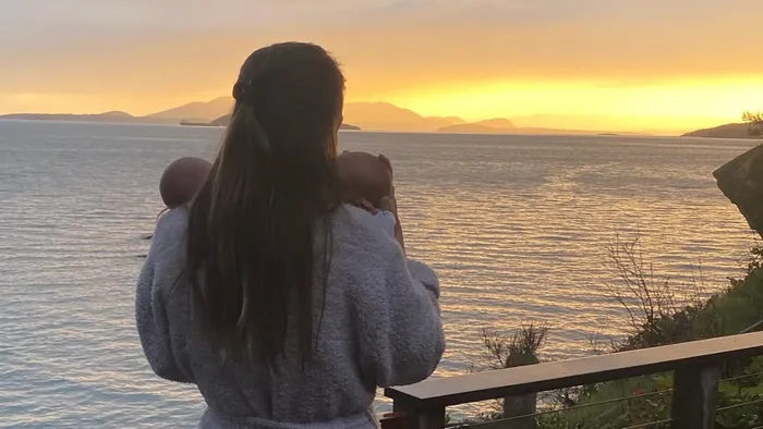 Foi mãe de gémeos aos 48 anos e prepara-se para ter outro bebé aos 52: atriz apanha todos de surpresa ao anunciar gravidez
