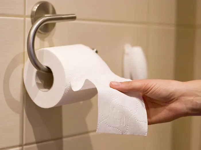 Há uma forma certa de colocar o papel higiénico. Uma patente de 1891 pode acabar com a eterna discussão: para a frente ou para trás
