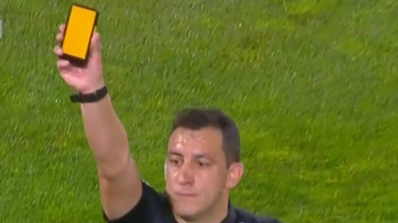 VÍDEO: Cartões virtuais fazem estreia oficial no futebol uruguaio
