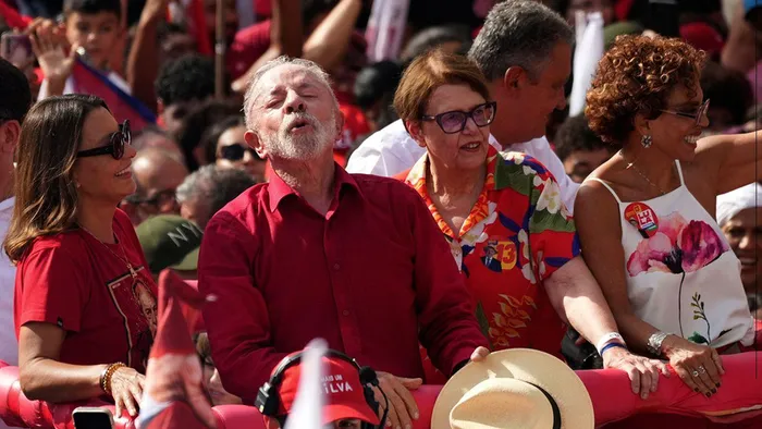 Lula da Silva pede aos apoiantes que levem os eleitores indecisos a votar nas eleições