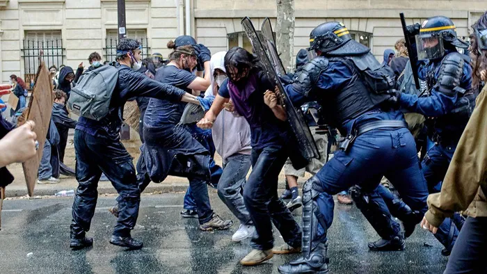 Violência regressa às ruas de Paris. Concentrações e bloqueios multiplicam-se. Já há mais de 100 detidos em Paris