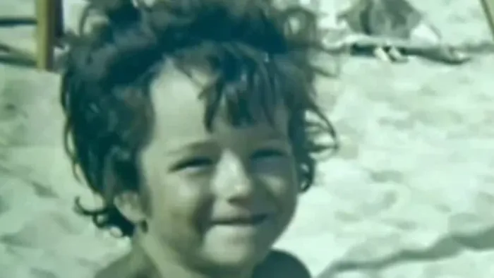 Esta imagem tem mais de 50 anos e é de uma cara bem conhecida da televisão portuguesa. Adivinha quem?