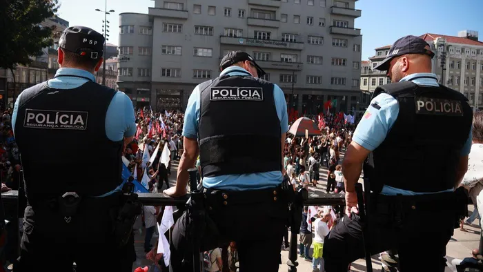 Jovens do movimento recebidos com palmas em desfile de milhares da CGTP no Porto